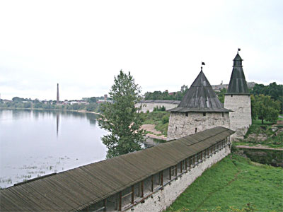 Крепостная стена. На переднем плане 
 Плоская башня, за ней Пскова и Высокая башня. Слева река Великая. Фото: Ярослав Блантер