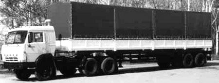 Автопоезд в составе седельного тягача КамАЗ-54115 и полуприцепа НефАЗ-9334-04